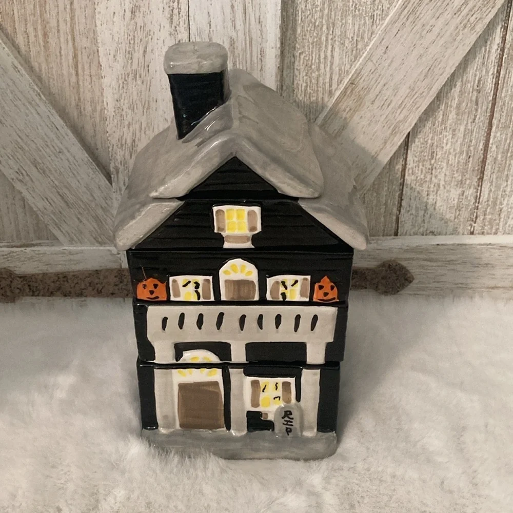 10 Strawberry Street Haunted House Measuring Cups